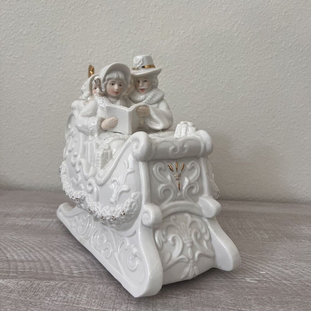 St. Nicholas Square The Village Collection FAMILY SLEIGH RIDE Porcelain‎ Musical